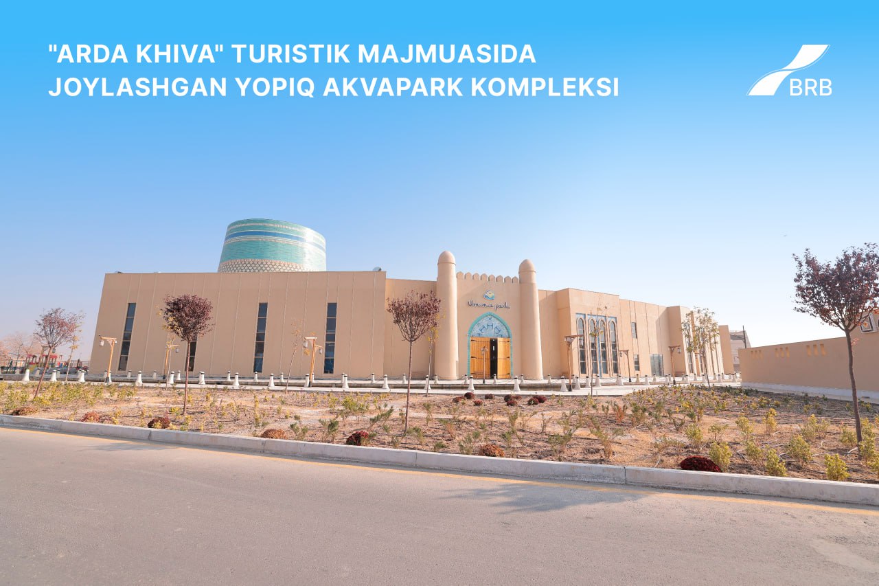 A beige building with a rounded turret and a teal dome, identified as "ARDA KHIVA" TURISTIK MAJMUASIDA JOYLASHGAN YOPIQ AKVAPARK KOMPLEKSI, stands under a clear blue sky.